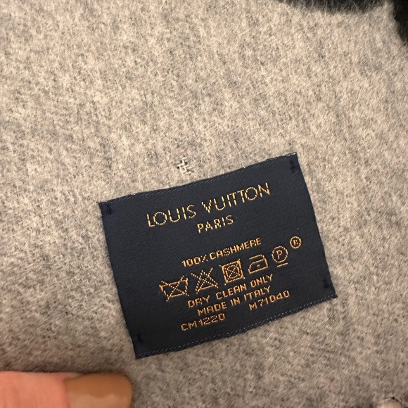 Louis Vuitton Reykjavik Scarf - Picture 4 of 9